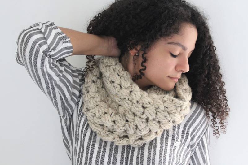 Oatmeal Crochet Cowl Schal - Bubble Textured Wollmischung von reneeoriginals1