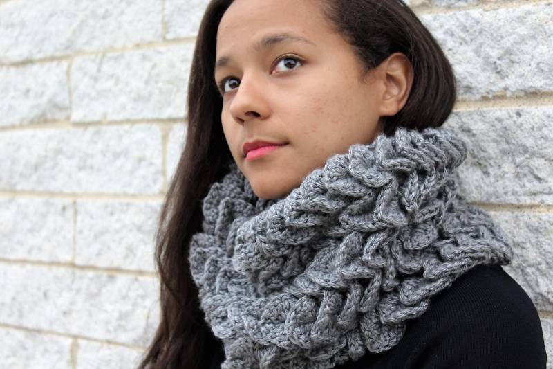 Grauer Häkelschal - Knit Petal Design, Wintermode von reneeoriginals1