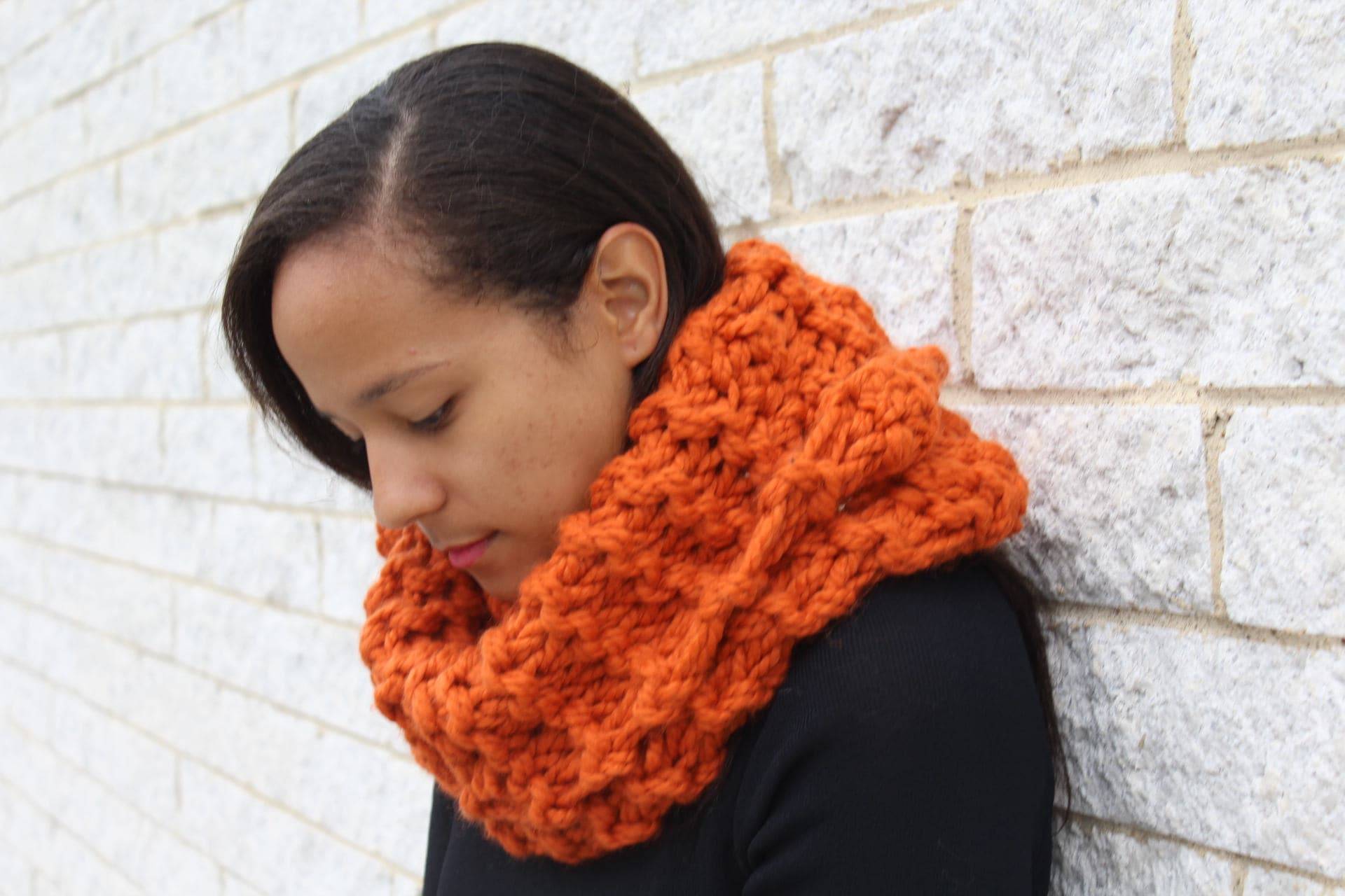 Großer Texturierter Großer Schal, Rundschal, Kapuzenschal - The Edita Orangefarbener Strickschal von reneeoriginals1