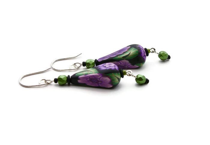 Lila Tropfenförmige Blumen Perlenohrringe, Sterling Millefiori, Schattierungen Von Lila Ohrringe, & Schwarz Lila Tropfenförmige Blumen Perlenohrringe, Sterling Millefiori, Schattierungen Von Lila Ohrringe, & Schwarz von reneepwhite
