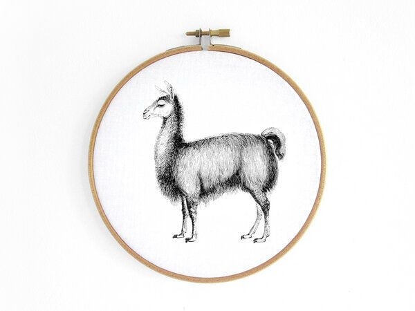 renna deluxe Alpaka im Stickrahmen als Bild (seitlich) von renna deluxe