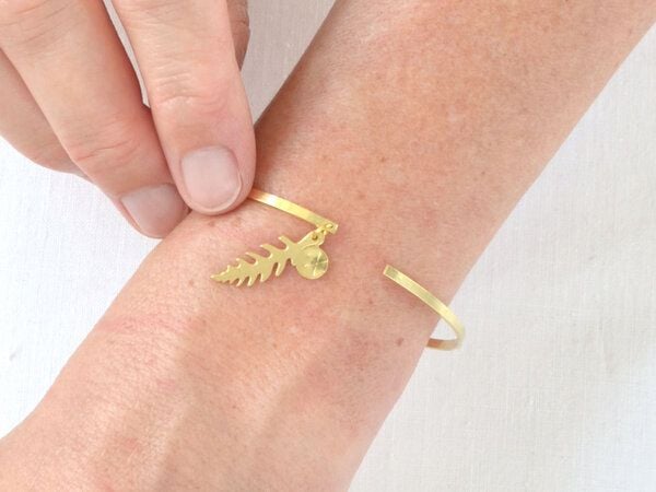 renna deluxe Armreif in Gold mit Farn Blatt von renna deluxe