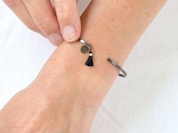 renna deluxe Armreif in Schwarz mit zwei Anhängern von renna deluxe