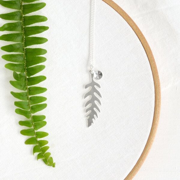 renna deluxe Edelfarn – kurze Kette mit Farnblatt in Silber von renna deluxe