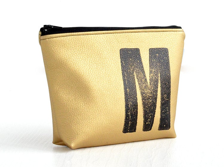 Schminktasche in Gold/Bestempelt Mit Buchstabe Nach Wahl Monogramm Vegan, Kunstleder Von Renna Deluxe von rennadeluxe