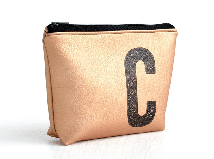 Schminktasche in Kupfer/Bestempelt Mit Monogramm Nach Wahl Vegan, Kunstleder Von Renna Deluxe von rennadeluxe