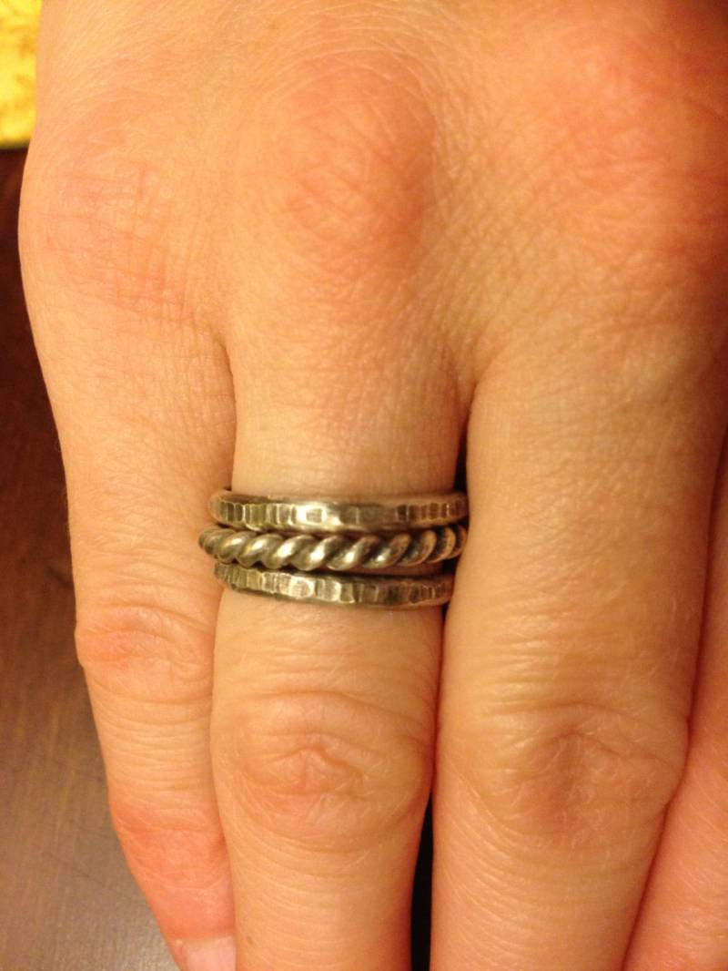 Stapelbare Sterling Silber Ringe Gemaserte Bandringe Stapelbare Sterling Silber Ringe Gemaserte Bandringe von rentripp