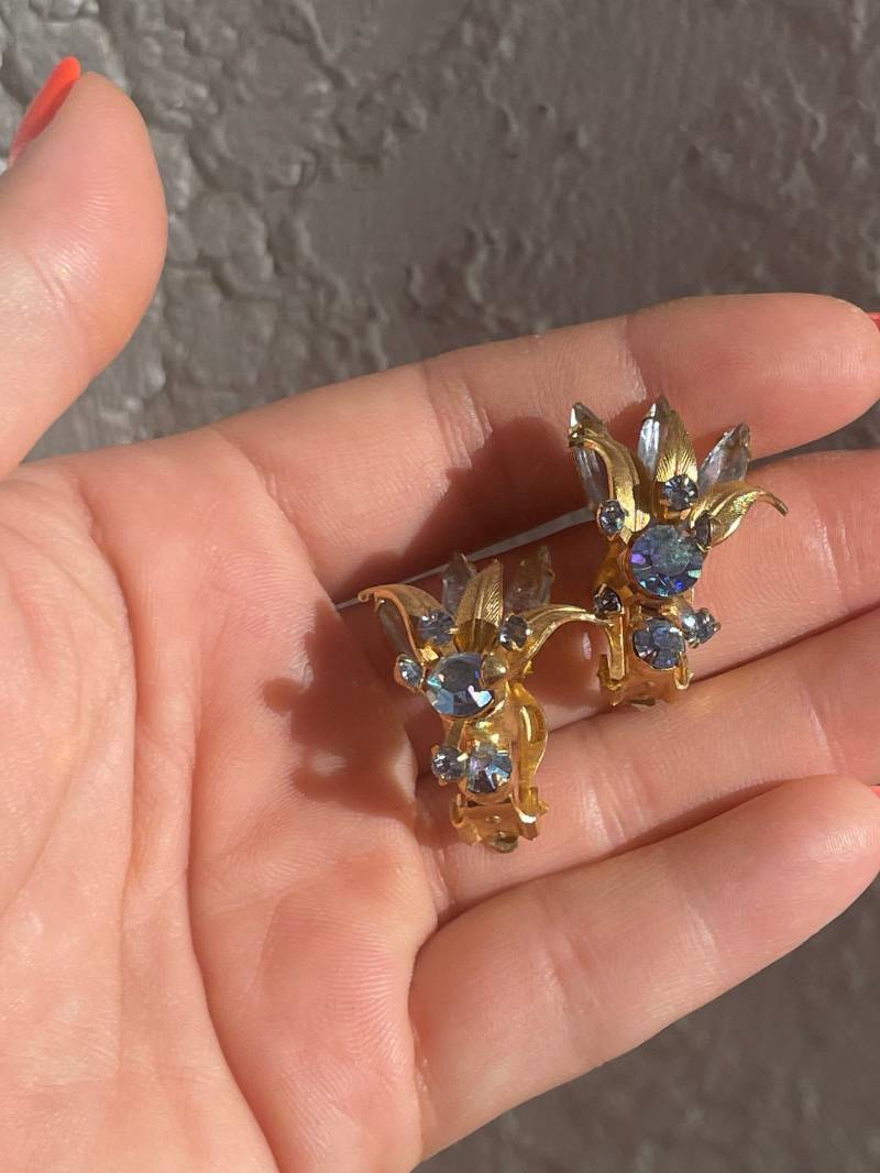 Aurora Borealis Ab Blau Edelstein Tulpe Blume Vintage Ohrclips Aurora Borealis Ab Blau Edelstein Tulpe Blume Vintage Ohrclips von rerunvintage