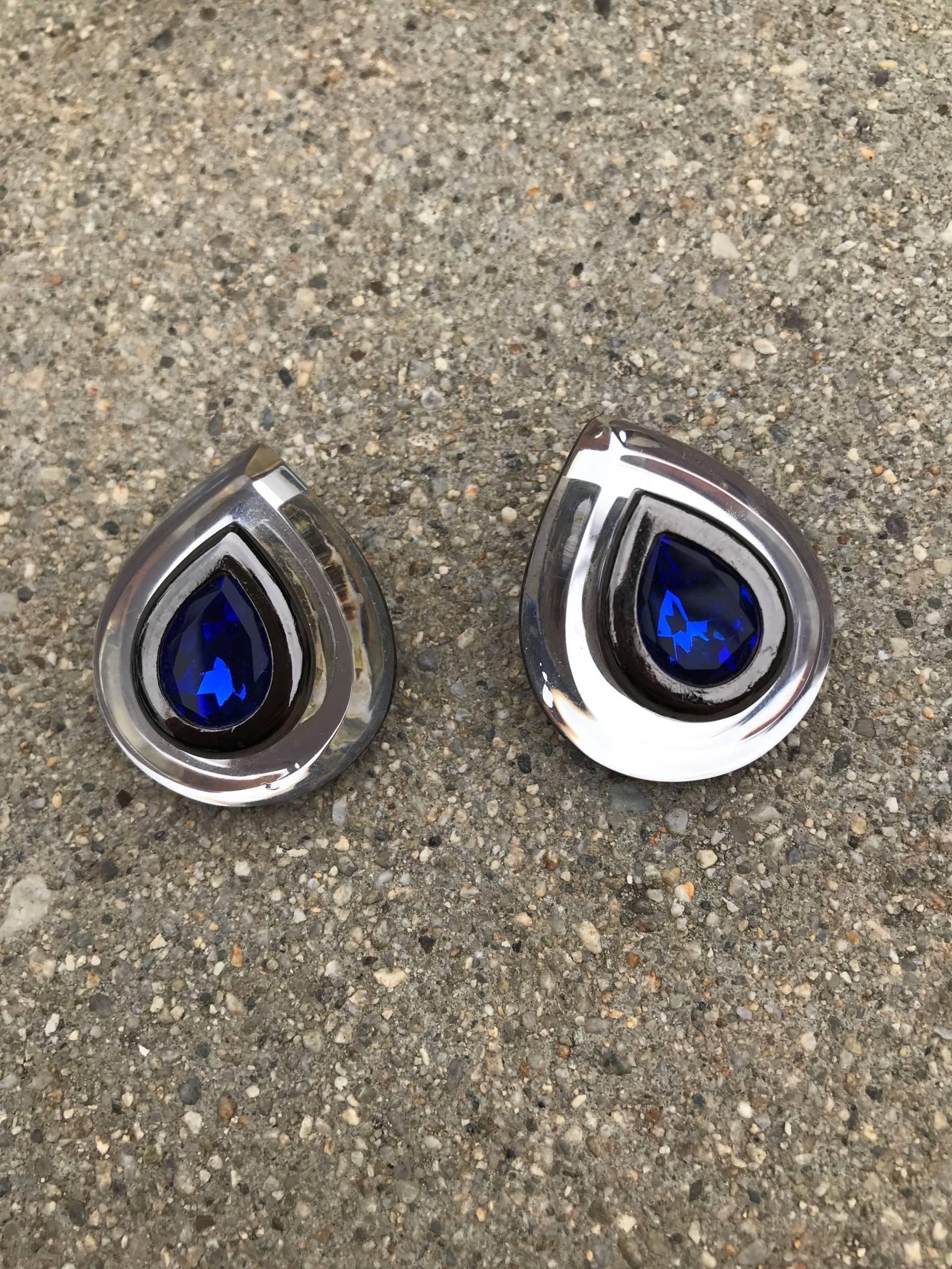 Diva Vintage Lucite Und Blauer Stein Teardrop Kostüm Clip Auf Ohrringe Diva Vintage Lucite Und Blauer Stein Teardrop Kostüm Clip Auf Ohrringe von rerunvintage