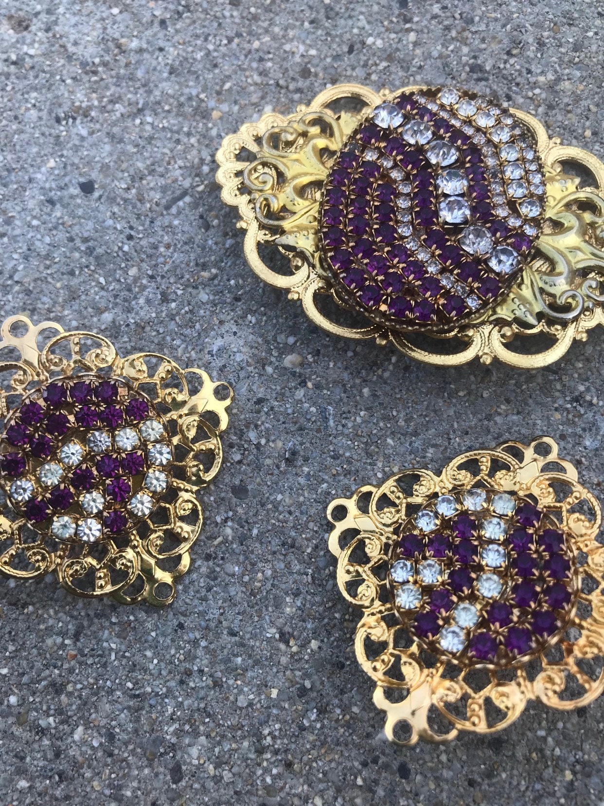Vergoldet Lila Und Weiß Strass Vintage Pin Ohrring Set Kostüm Schmuck Vergoldet Lila Und Weiß Strass Vintage Pin Ohrring Set Kostüm Schmuck von rerunvintage