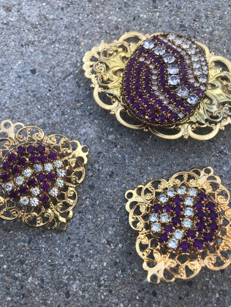 Vergoldet Lila Und Weiß Strass Vintage Pin Ohrring Set Kostüm Schmuck Vergoldet Lila Und Weiß Strass Vintage Pin Ohrring Set Kostüm Schmuck von rerunvintage
