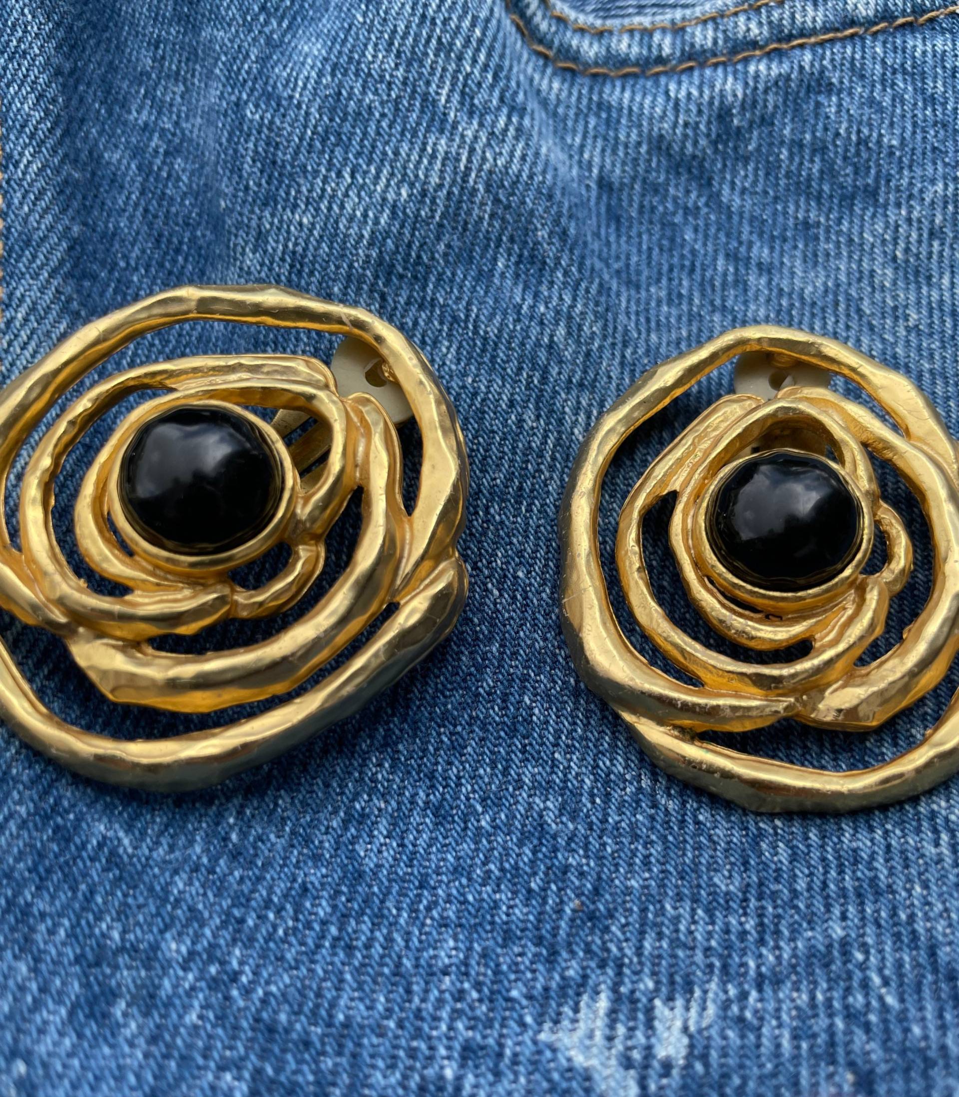 Vergoldete Abstrakte Schwarze Kreise Vintage Modernist Ohrclips Vergoldete Abstrakte Schwarze Kreise Vintage Modernist Ohrclips von rerunvintage