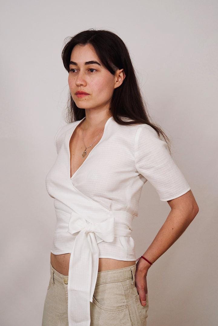 Weiße Kurzarm Wickelbluse, 100% Naturfaser Weiße Kurzarm Wickelbluse, 100% Naturfaser von respektmode