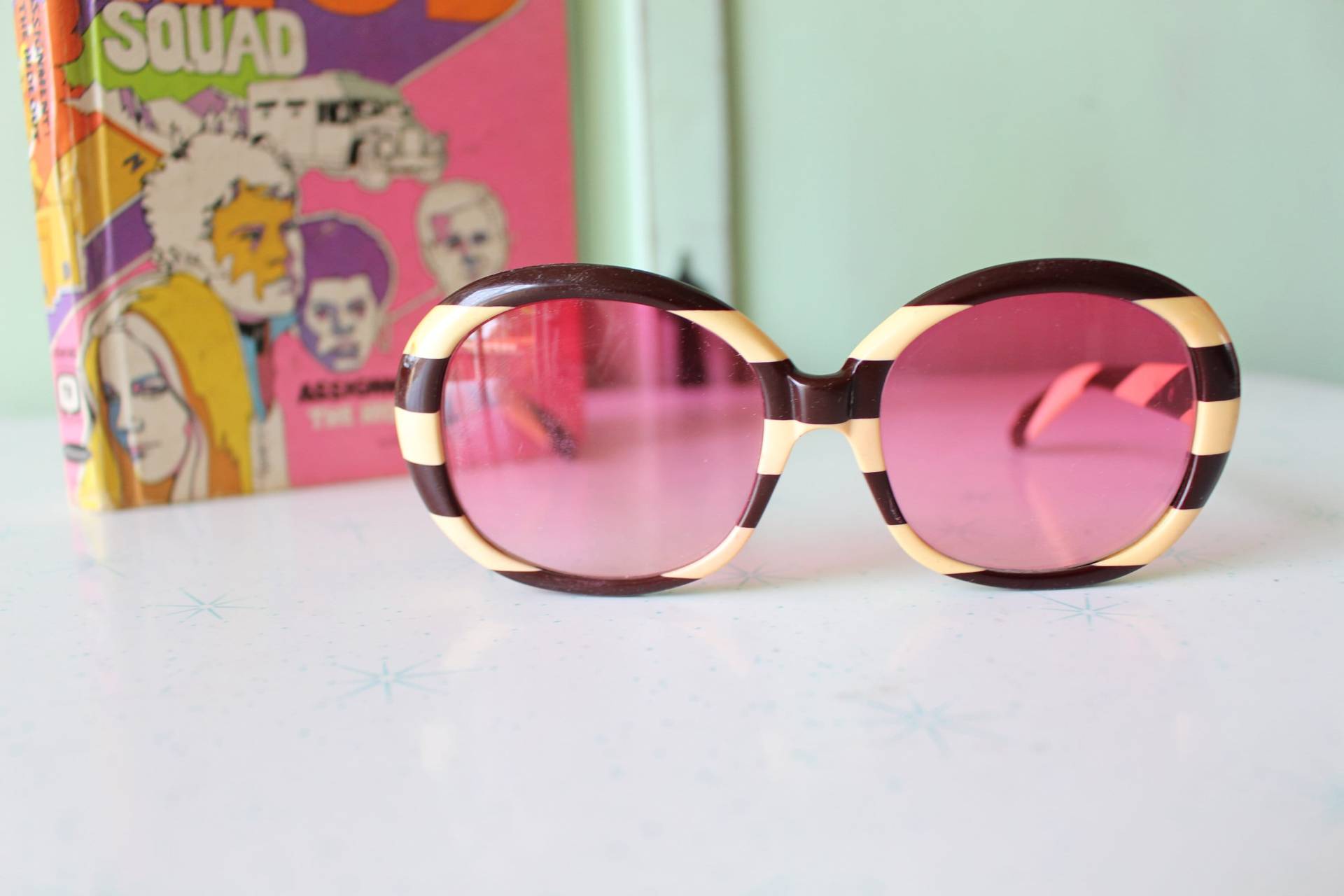 1960Er Jahre Mod Vintage Sonnenbrille Vintage. Runde. Aufwändig. Kostüm. Zubehör. Rosa Linse. Twiggy. Designer. 1950Er Jahre. Selten. Große von retroandme