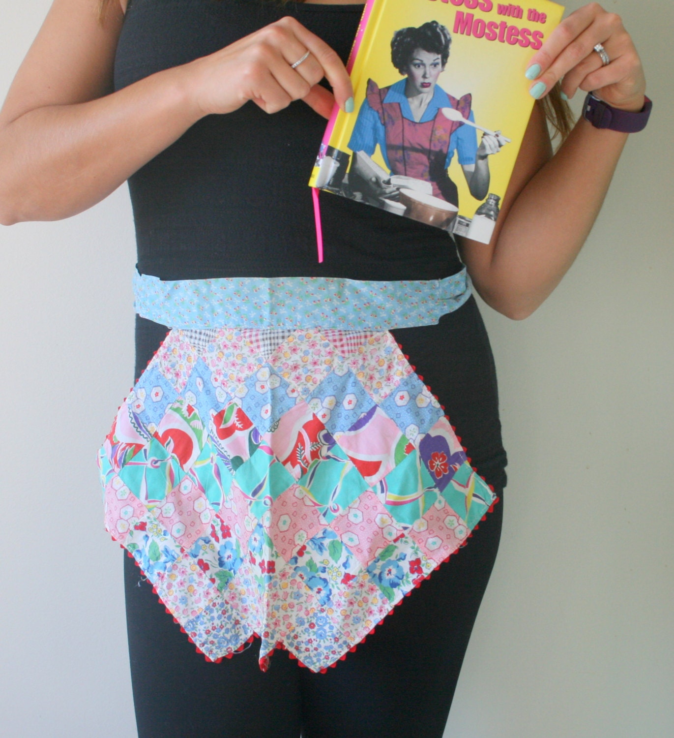 1960Er Jahre Patchwork Schürzeretro. Obst. Erdbeere. Grün. Rot. Kitschig. Küche. Kochen. Fressen. Servieren. 60Er Druck von retroandme