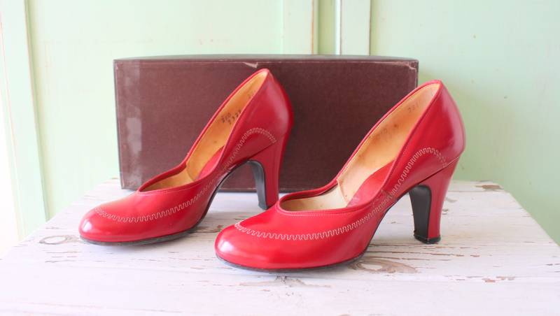 1960Er Jahre Pumps Aus Rotem Leder Vintage Designer Pumps, Gr. 55-6 1960Er Jahre Pumps Aus Rotem Leder Vintage Designer Pumps, Gr. 55-6 von retroandme