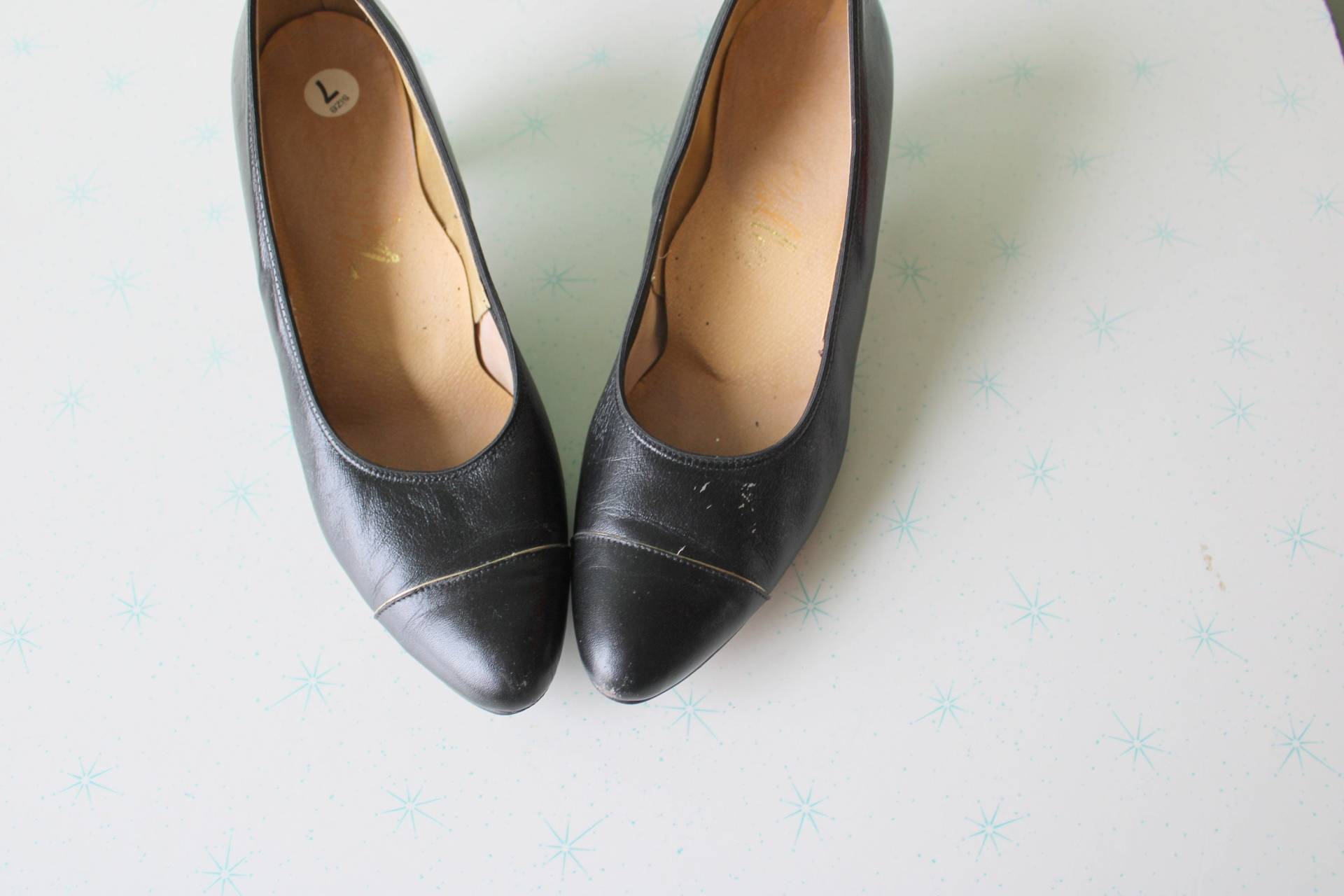 1960Er Jahre Schwarzes Leder Fancy Heels Pumps. Ausgefallen. Modell Tanzen. Sockenhüpfen. 60Er Kätzchen. Schwarz. Mitte Des Jahrhunderts von retroandme