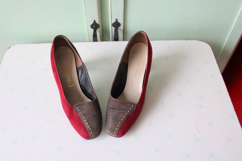 1960Er Jahre Zweifarbige Wildleder Heels - Rote Mod Pumps, Größe 37 1960Er Jahre Zweifarbige Wildleder Heels - Rote Mod Pumps, Größe 37 von retroandme