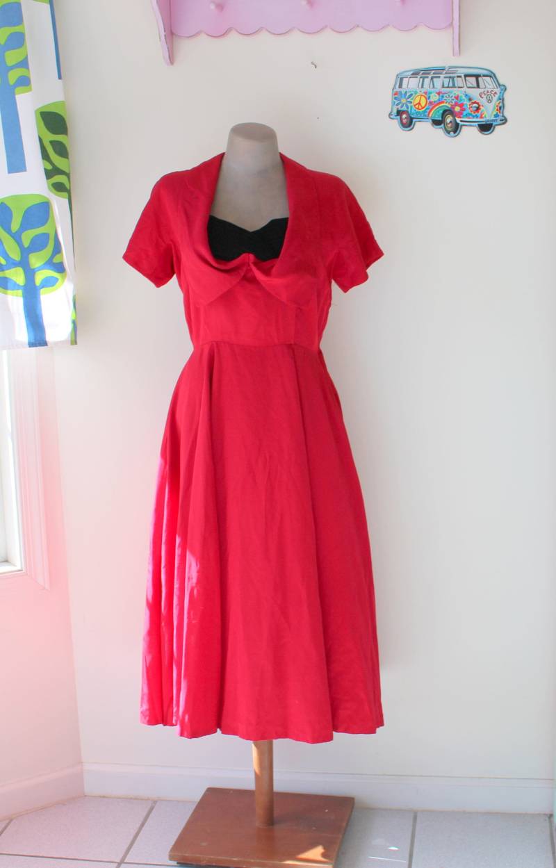 1960S Vintage Rotes Rüschen-Kleid Garten-Party-Mod-stil | Klein Bis Mittel 1960S Vintage Rotes Rüschen-Kleid Garten-Party-Mod-stil | Klein Bis Mittel von retroandme