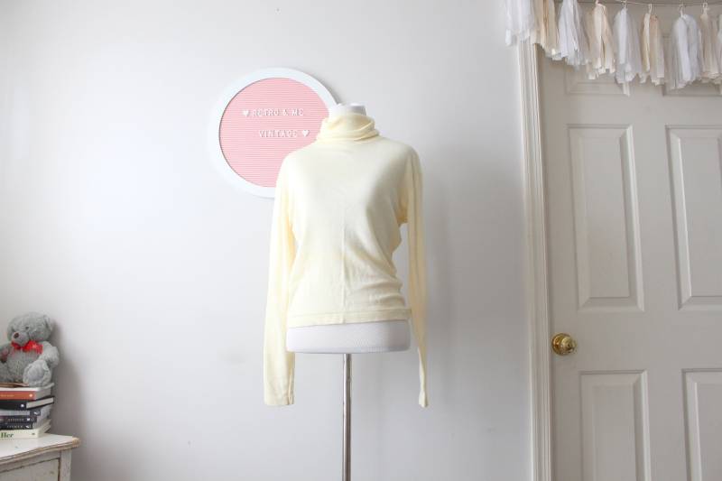 1970S Cremefarbener Rollkragenpullover 80Er Jahre Kleidung. Klein. Bunt. Hell. Retro. Unisex. Disko. Toll. Rad. Hüfttasche von retroandme