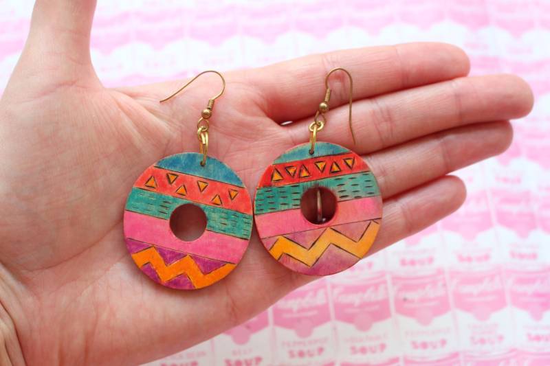 1980S Aztec Indie Boho Holz Ohrhänger Ohrringe Grün. Gelb. Künstlerisch. Kitschig. Retro. Modeschmuck. Modell Aus Holz. Hippie. Völkchen von retroandme