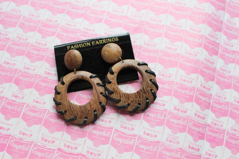 1980S Aztec Indie Boho Holz Braune Kreis-Ohrringe. Nieten. Kitschig. Retro. Modeschmuck. Modell Ohrringe Aus Holz. Nr. Völkchen von retroandme