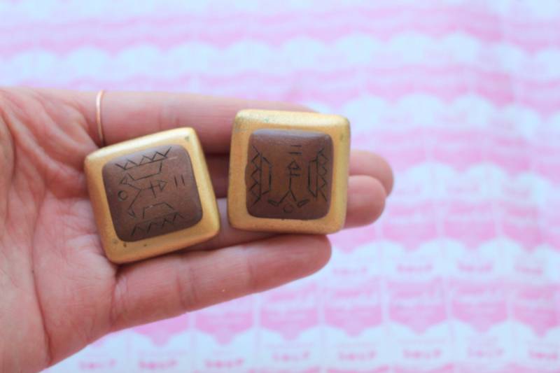 1980S Aztec Indie Boho Holz Quadrat Philippinen Ohrringe ....golden. Nieten. Kitschig. Retro. Modeschmuck. Modell Aus Holz. Hippie. Völkchen von retroandme