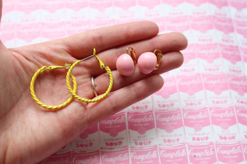 1980Er Jahre Im Set Retro Ohrringe.modeschmuck. Retro. Gelben Creolen. Rosa Ohrclips. Mörder. Rad. Baumelnd. 80Er Schmuck. Zweigig. Modell von retroandme