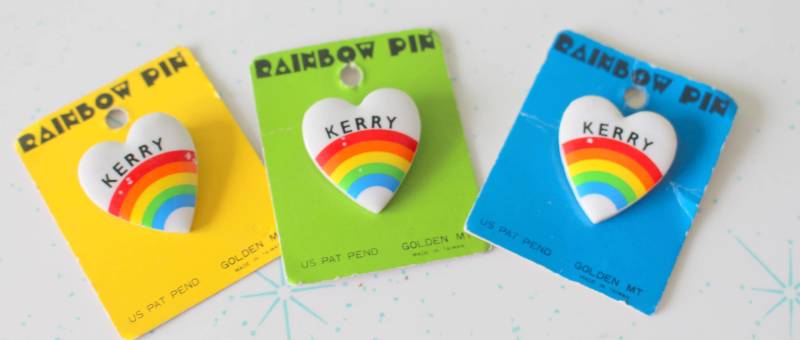 1980Er Jahre Regenbogen Name Anstecker....herz. Regenbogen Brosche. Kerry. Herz Alter Lagerbestand. K. Namensbrosche. Hergestellt Intaiwan. Kleiner 1980Er Jahre Regenbogen Name Anstecker....herz. Regenbogen Brosche. Kerry. Herz Alter Lagerbestand. K. Namensbrosche. Hergestellt Intaiwan. Kleiner von retroandme