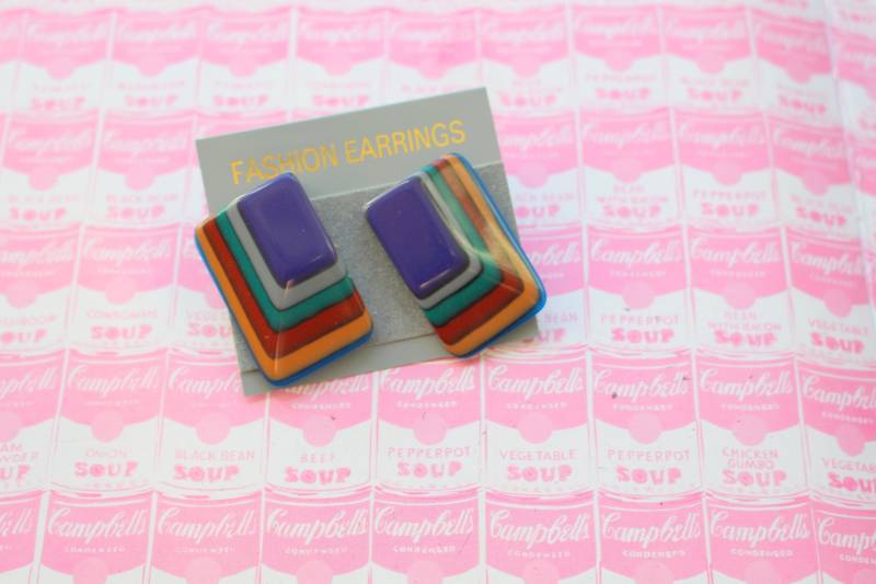 1980Er Jahre Vintage Regenbogen Ohrringe....retro. Hell. Bezaubern. Kitschig. Ohrlöcher. Nieten. Regenbogen Schmuck. Modeschmuck. Spass. Gestreift von retroandme