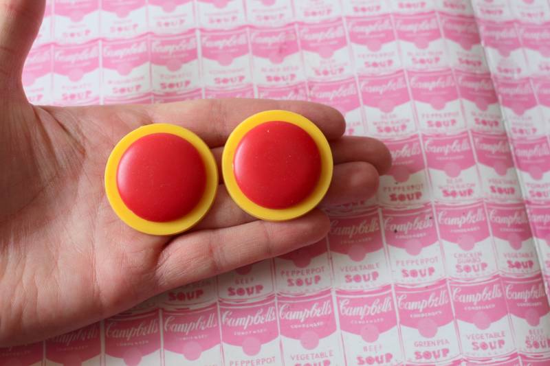1980S Rot Gelbe Kostüm Ohrclips...ohrclips. Retro Accessoires. Rund. Modeschmuck. 80Er Jahre Glam. Modell Vintage Ohrclips. Aufhänger. Mcm von retroandme