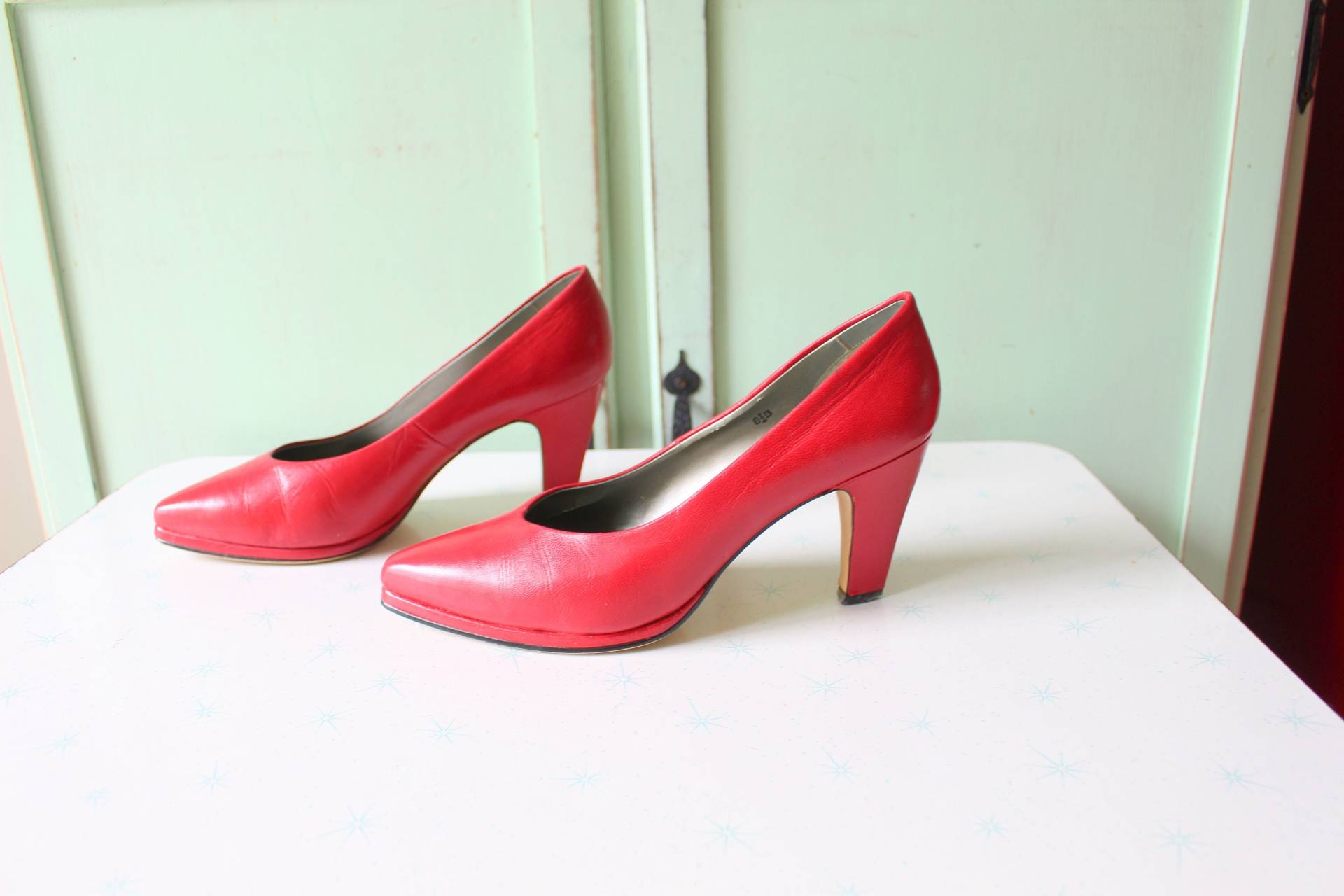 1980Er Jahre Rote Leder Heels... Größe 8, 5 Damen.... Valentine. Jasmin. Braut. Pumpen. Schuhe. Glam. Aufwändig. Retro. Mod. Hochzeit. Dame. Designer von retroandme