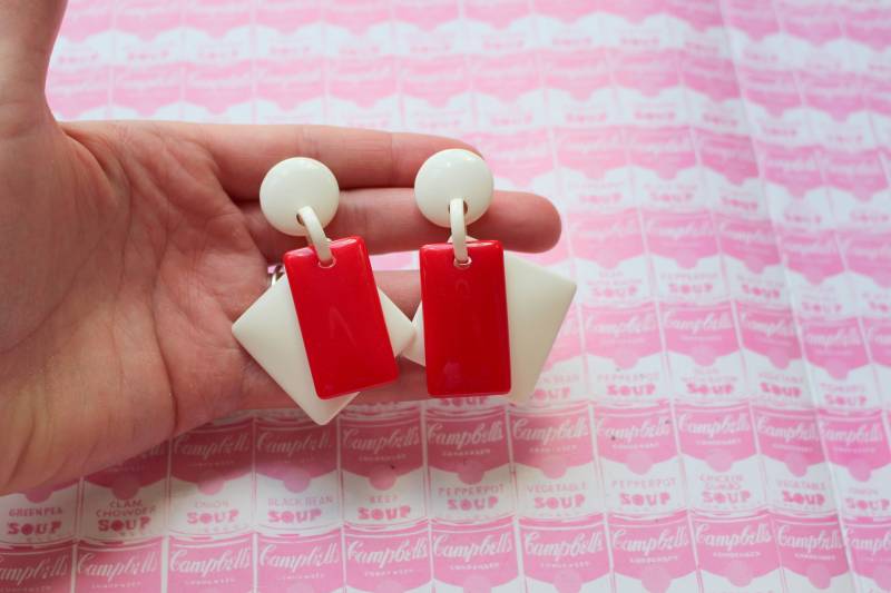 1980Er Jahre Vintage Dangly Dream Ohrringe.... Retro. Durchbohrte Ohren. Kitsch. 80Er Schmuck. Modeschmuck. Rot Und Weiß. Rocker. Punk. Goth. Mod von retroandme