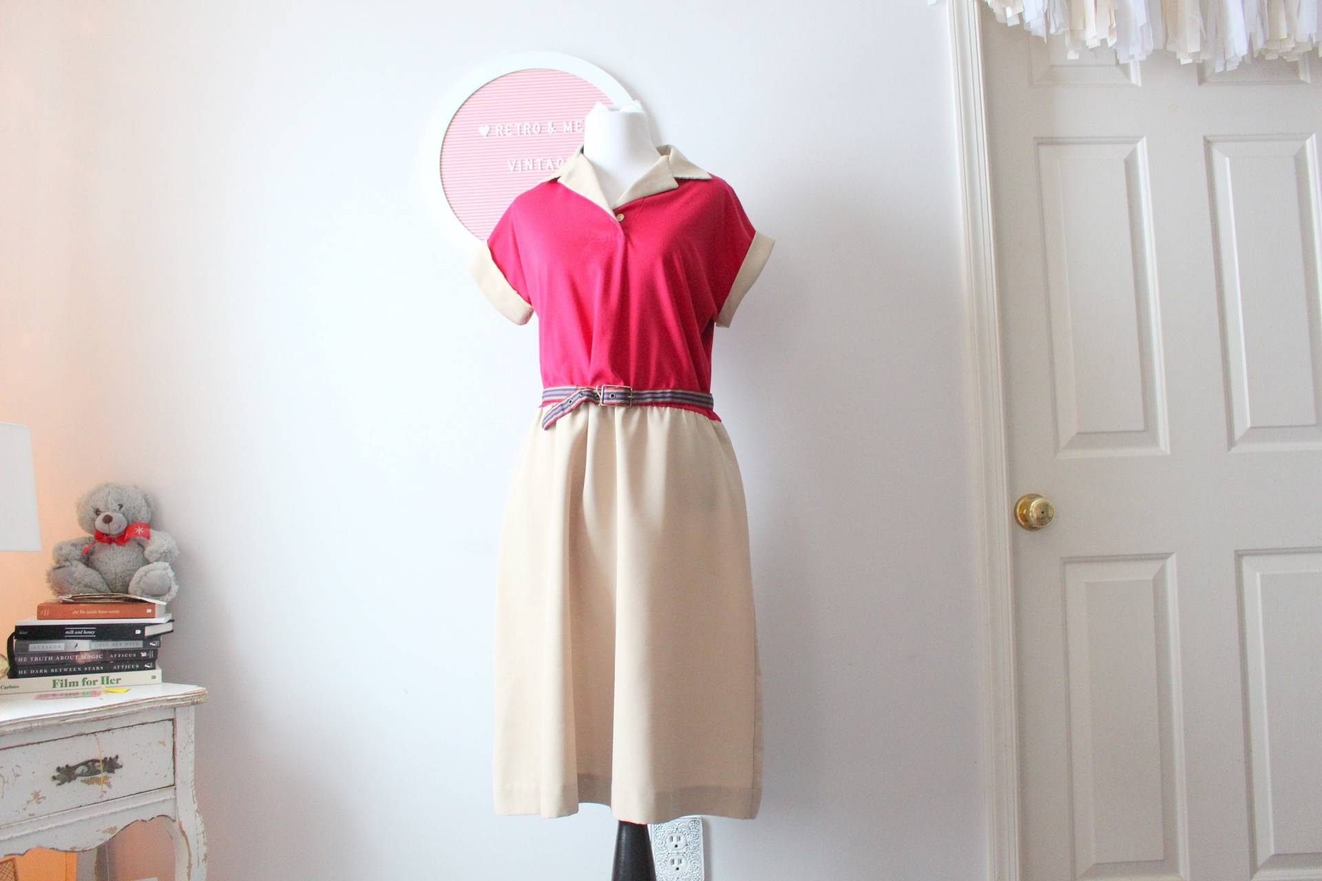 1980Er Jahre Vintage Pink Kleid... Aufwändig. Urlaub. Hochzeit. Brautjungfer. Rosa. Gekräuselten. Rosa Traum. Kleid Mit Kragen. Mod. Knielänge von retroandme