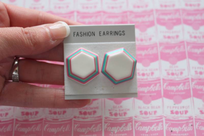 1980Er Jahre Vintage Regenbogen Ohrringe...retro. Hell. Bezaubern. Kitschig. Ohrlöcher. Ohrstecker. Regenbogen Schmuck. Modeschmuck. Spass von retroandme