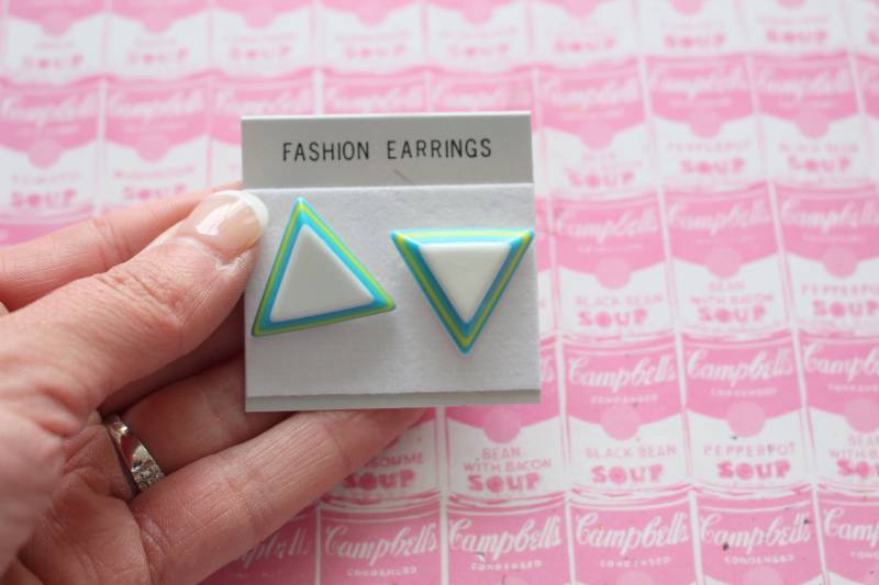 1980Er Jahre Vintage Regenbogen Ohrringe...retro. Hell. Bezaubern. Kitschig. Ohrlöcher. Ohrstecker. Regenbogen Schmuck. Modeschmuck. Spass von retroandme