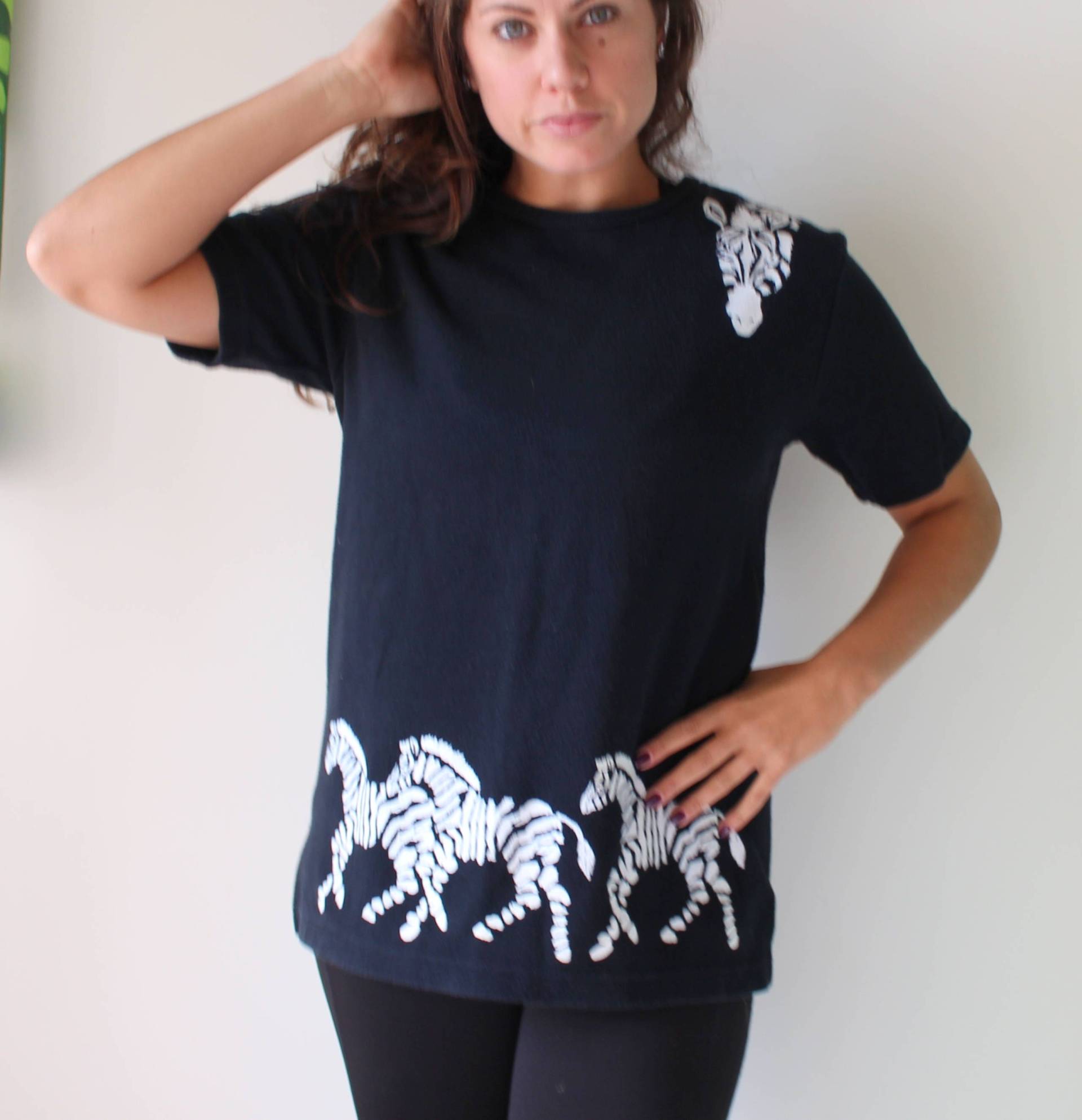 1980Er Jahre Zebra Pullover... Safari. Dschungel. Schwarz Und Weiß. Retro. Gestreift. Punkten. Pullover. Rad. Spaß. Kurzpullover. Kurzes Oberteil 1980Er Jahre Zebra Pullover... Safari. Dschungel. Schwarz Und Weiß. Retro. Gestreift. Punkten. Pullover. Rad. Spaß. Kurzpullover. Kurzes Oberteil von retroandme