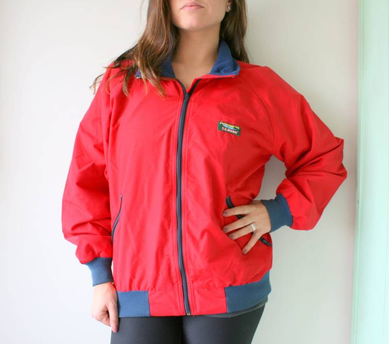 1980Er L.l. Bean Red Mesh Jacket... Bunten. Hell. Retro. Unisex. Regenbogen. Jahre. 1990Er Herren. Womens. Regenmantel. Hipster 1980Er L.l. Bean Red Mesh Jacket... Bunten. Hell. Retro. Unisex. Regenbogen. Jahre. 1990Er Herren. Womens. Regenmantel. Hipster von retroandme