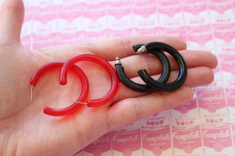 1980Er Retro Set Creolen....rote Creolen. Schwarz. Party. Modeschmuck. Schick. Retro. Mörder. Rad. Baumelnd. 80Er Jahre Schmuck. Zweigig. Modell von retroandme