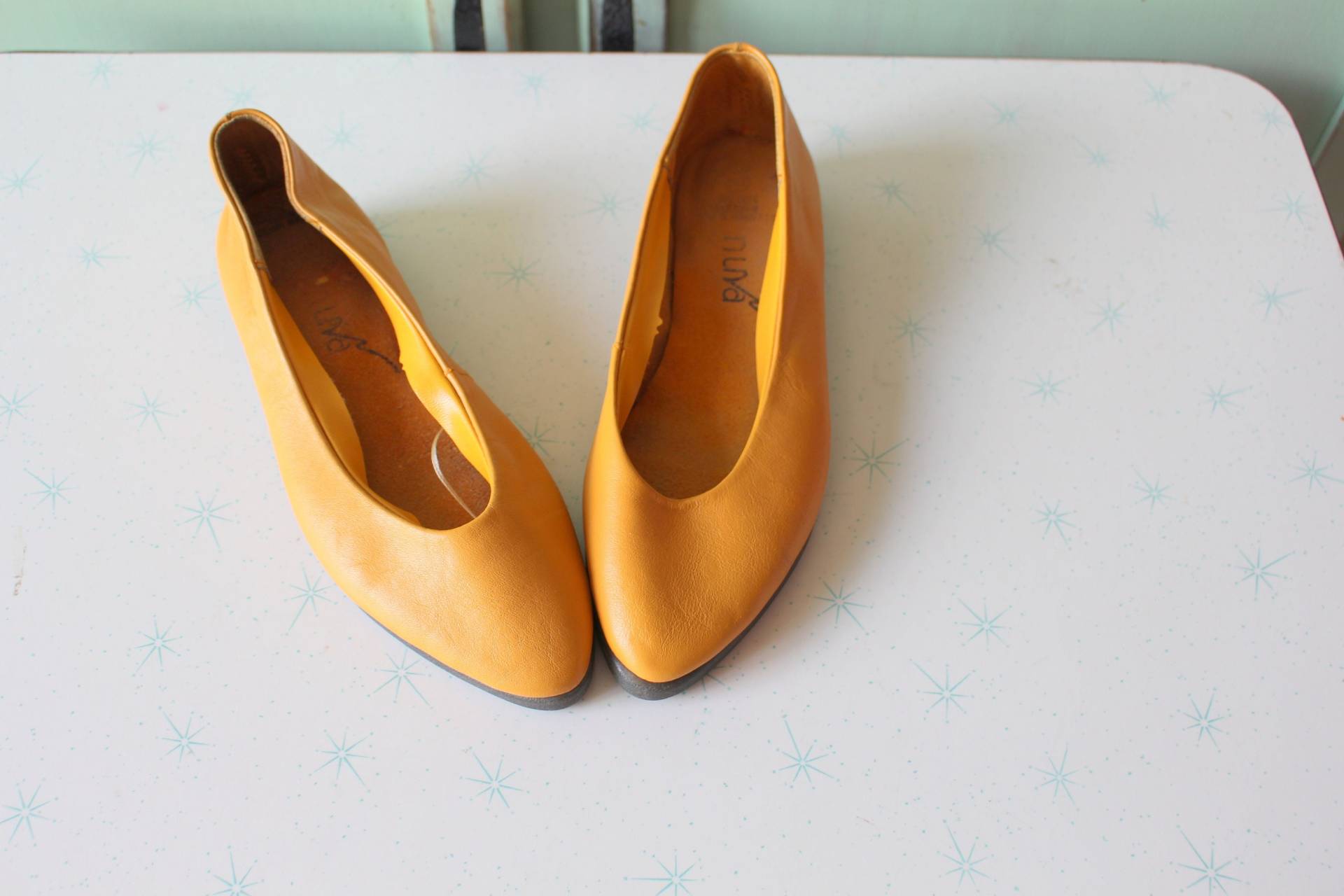 1980S Senfgelbe Leder Nuva Ballerinas...größe 6 Damen...gelb. Party. Modell Klassisch. Retro. Designer. Dijon. Herbst. Gelbe Schuhe. 80Er Jahre 1980S Senfgelbe Leder Nuva Ballerinas...größe 6 Damen...gelb. Party. Modell Klassisch. Retro. Designer. Dijon. Herbst. Gelbe Schuhe. 80Er Jahre von retroandme
