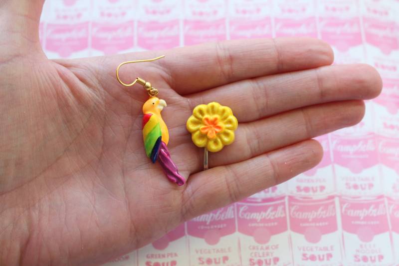1980S Vintage Mismatched Fun Set Ohrringe...funky. 80Er Jahre Glam. Kostüm. Rad. Wippe. Bezaubern. Party. Blau. Türkis. Blüte. Bunt. Papagei von retroandme