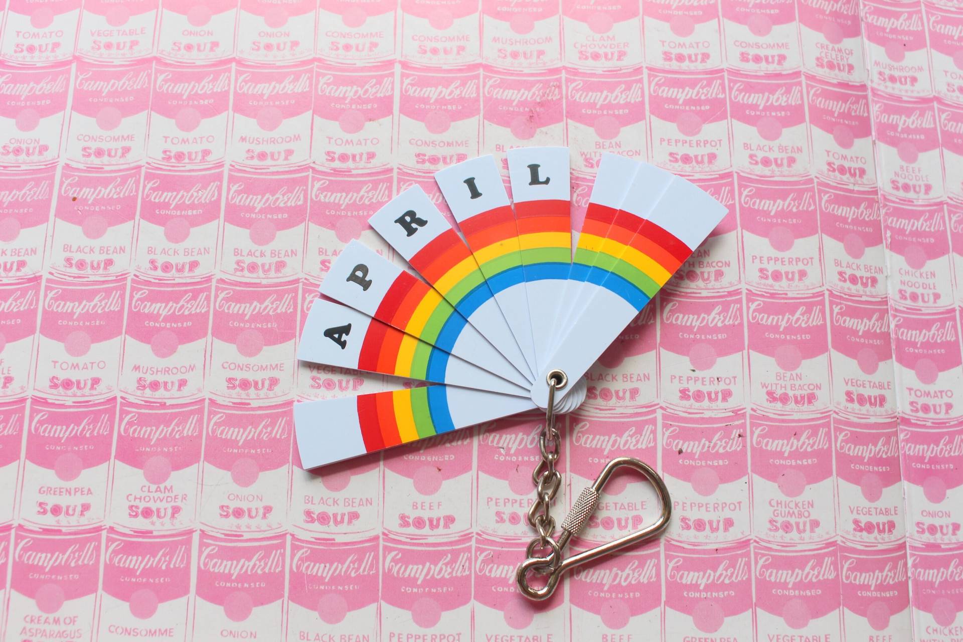 1980S Rainbow Name April Fan Schlüsselanhänger Rot. Gelb. Blau. Regenbogen. Herzen. Liebe. Neuer Alter Lagerbestand. Namensbrosche. Hergestellt in von retroandme