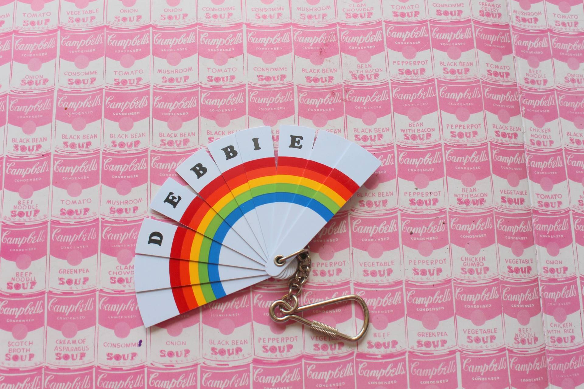 1980S Rainbow Name Debbie Fan Schlüsselanhänger Rot. Gelb. Blau. Regenbogen. Herzen. Liebe. Neuer Alter Lagerbestand. Namensbrosche. Hergestellt in von retroandme