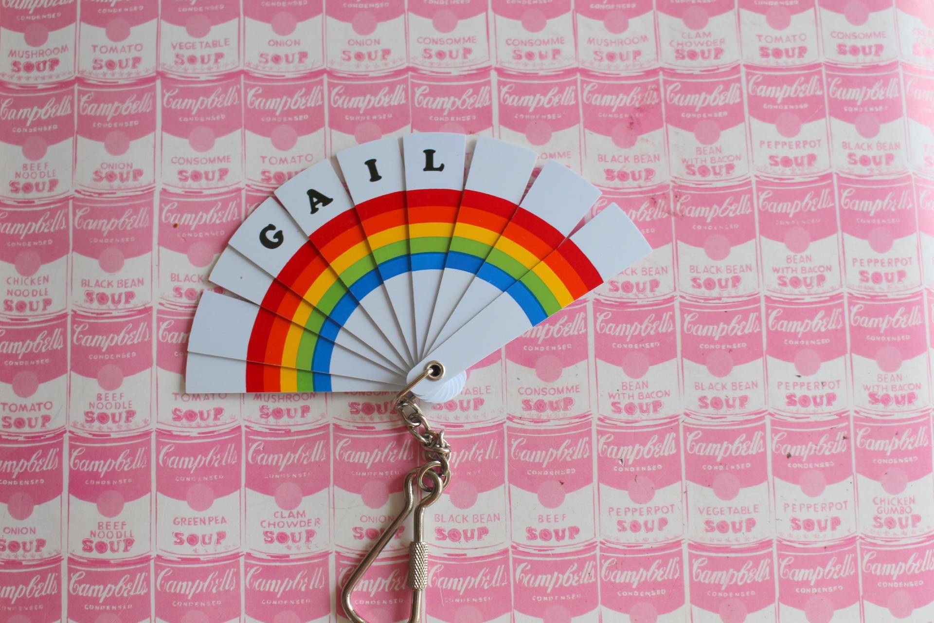 1980S Rainbow Name Gail Fan Schlüsselanhänger.... Rot. Gelb. Blau. Regenbogen. Herzen. Liebe. Neuer Alter Lagerbestand. Namensbrosche. Hergestellt von retroandme