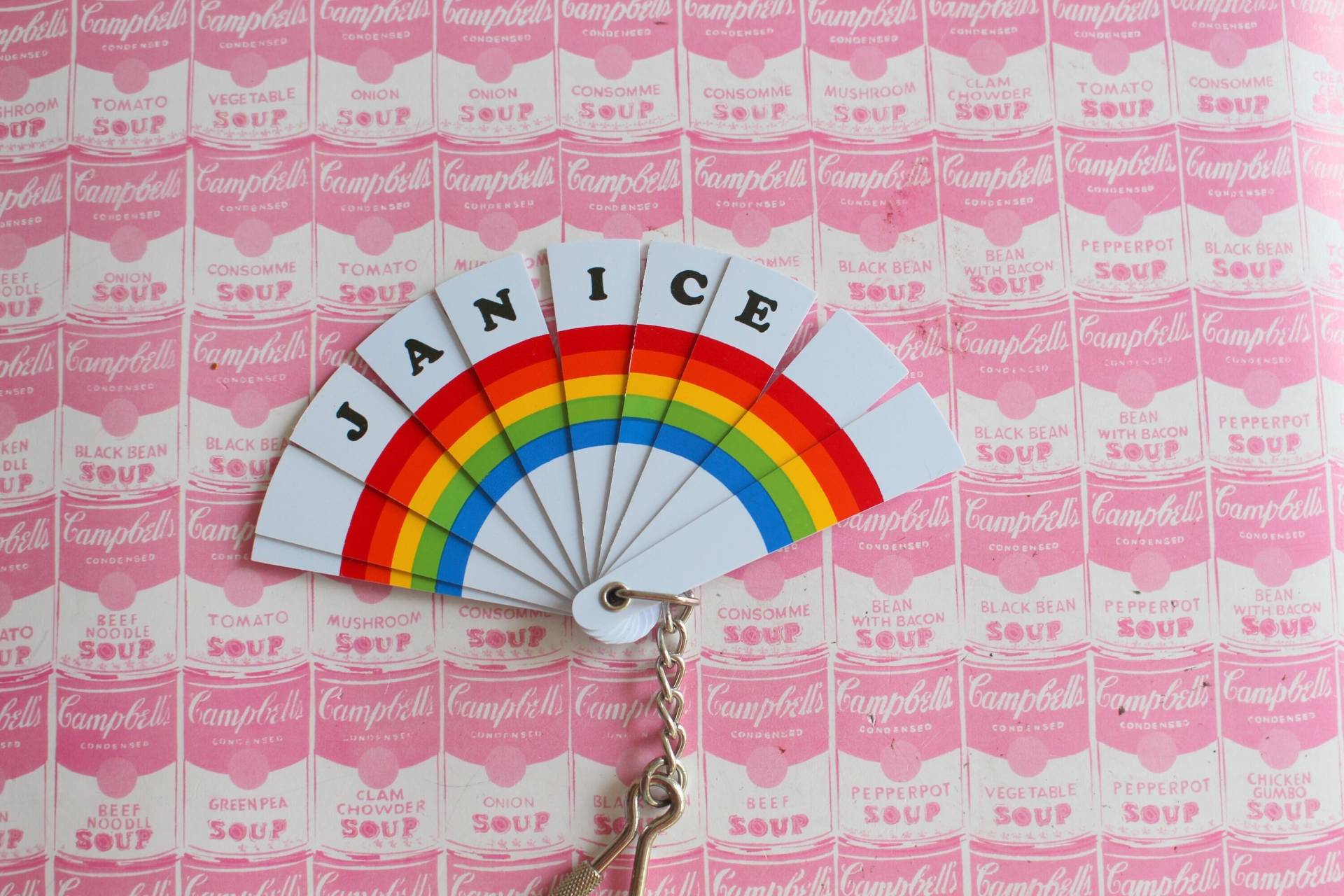 1980S Rainbow Name Janice Fächer Schlüsselanhänger Rot. Gelb. Blau. Regenbogen. Herzen. Liebe. Neuer Alter Lagerbestand. Namensbrosche von retroandme