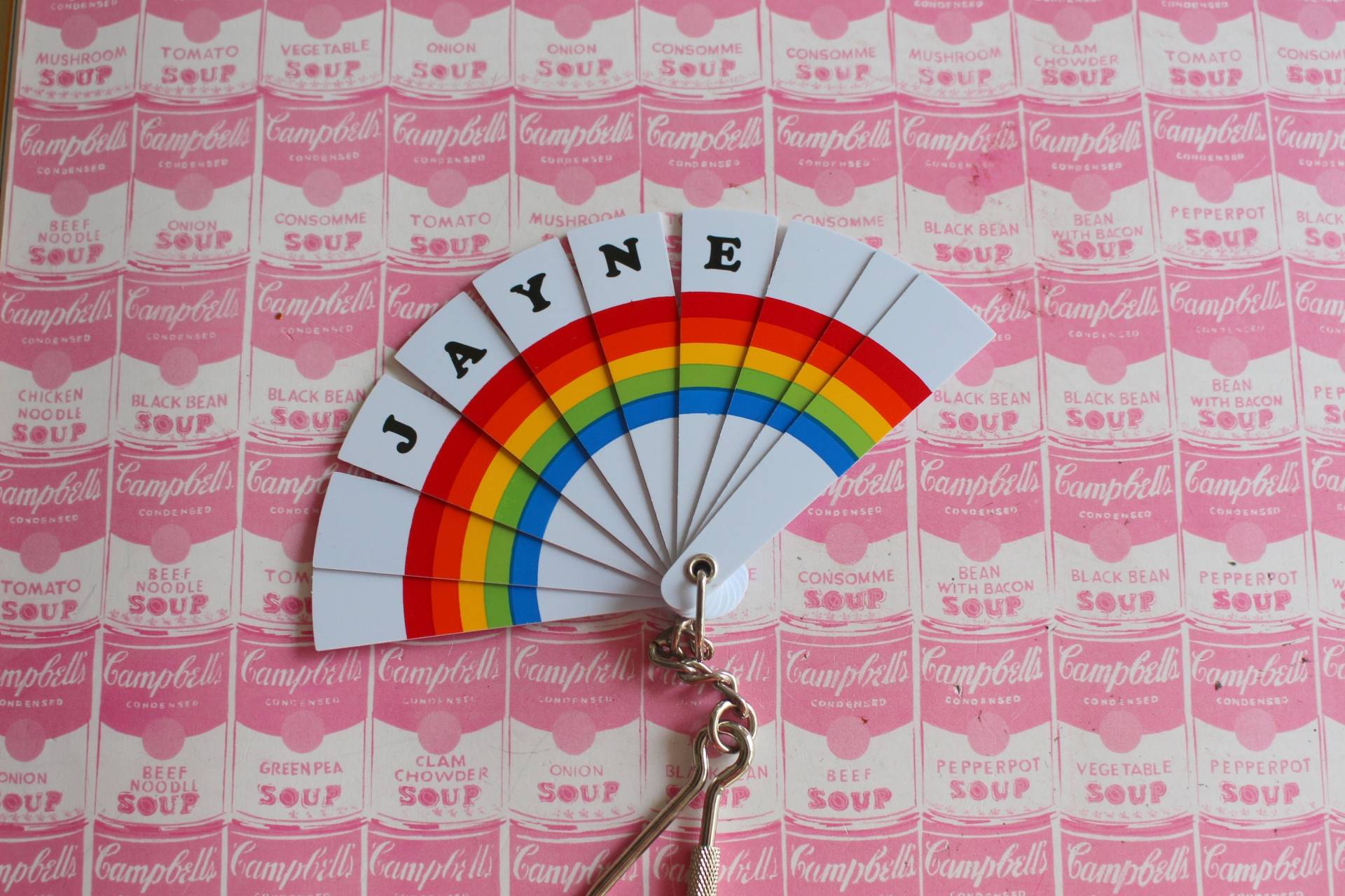 1980S Rainbow Name Jayne Fan Schlüsselanhänger Rot. Gelb. Blau. Regenbogen. Herzen. Liebe. Neuer Alter Lagerbestand. Namensbrosche. Hergestellt in von retroandme