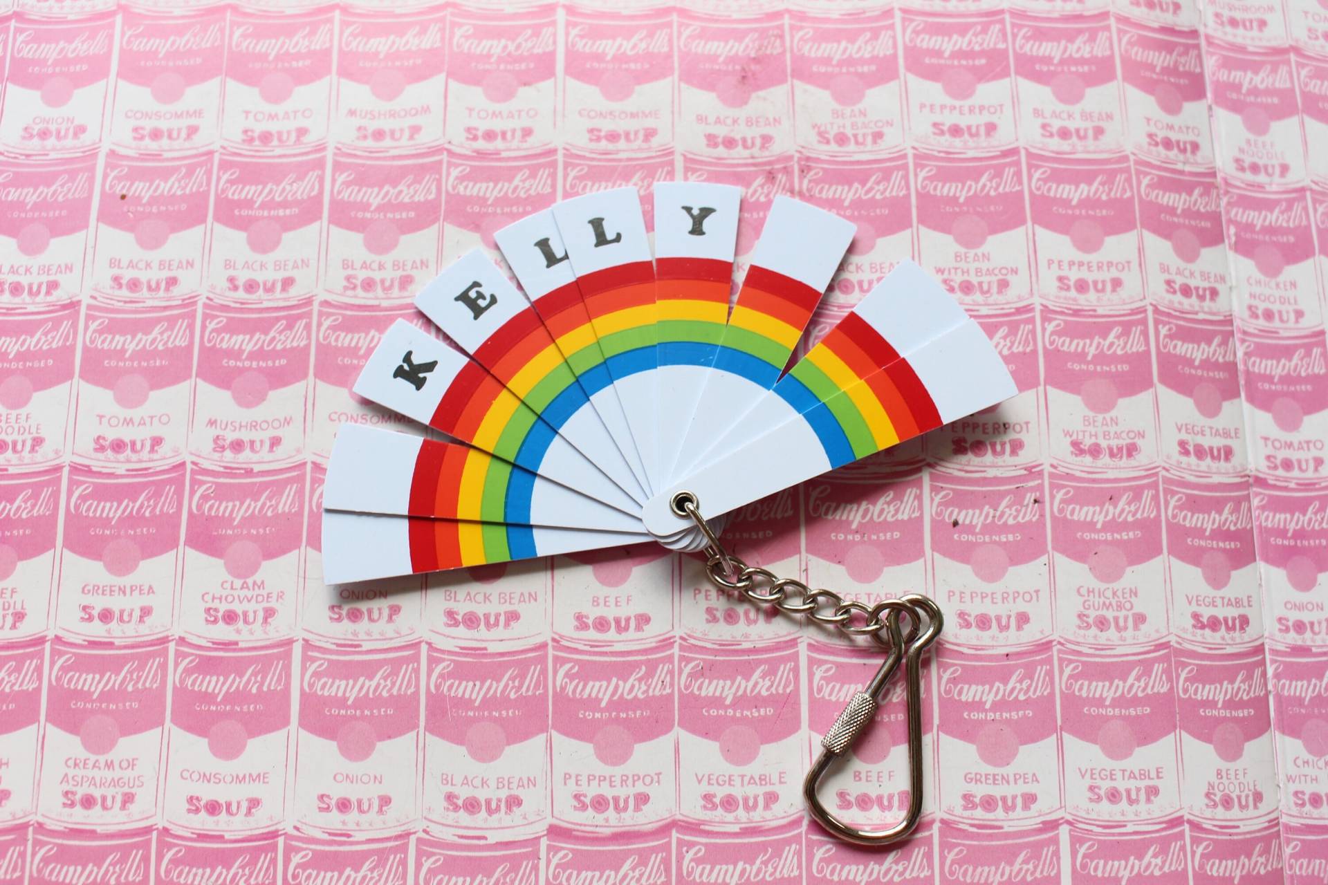 1980S Rainbow Name Kelly Fan Schlüsselanhänger Rot. Gelb. Blau. Regenbogen. Herzen. Liebe. Neuer Alter Lagerbestand. Namensbrosche. Hergestellt in von retroandme