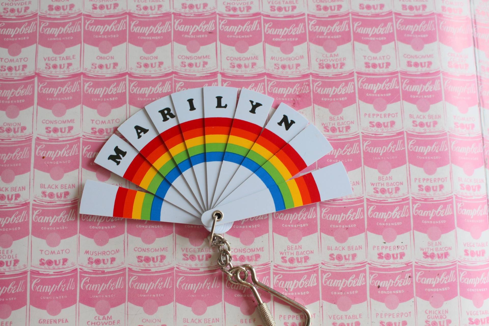 1980S Rainbow Name Marilyn Fan Schlüsselanhänger.... Rot. Gelb. Blau. Regenbogen. Herzen. Liebe. Neuer Alter Lagerbestand. Namensbrosche von retroandme