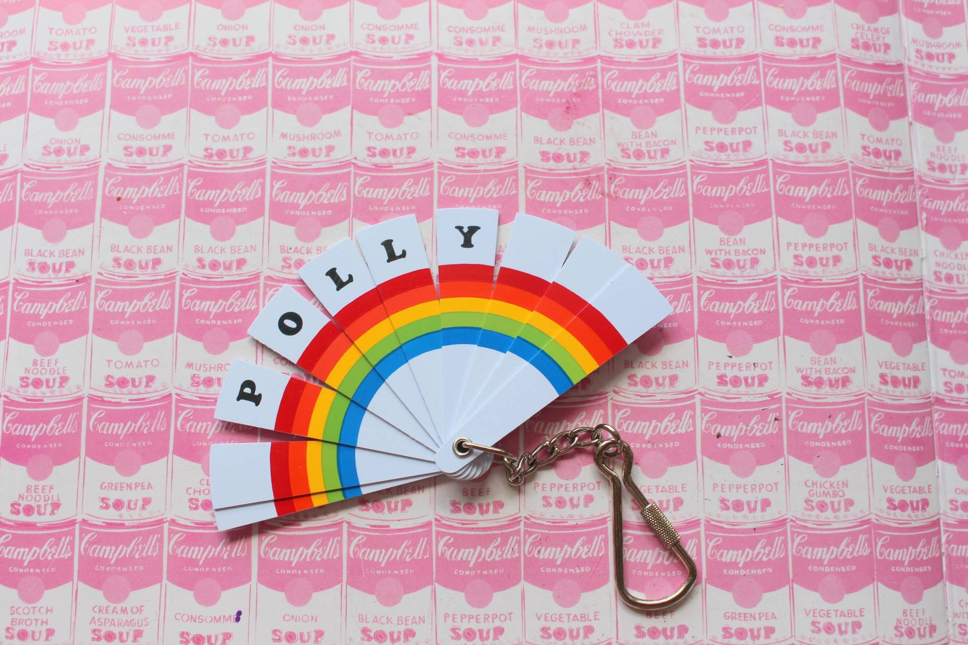 1980S Rainbow Name Polly Fan Schlüsselanhänger Rot. Gelb. Blau. Regenbogen. Herzen. Liebe. Neuer Alter Lagerbestand. Namensbrosche. Hergestellt in von retroandme