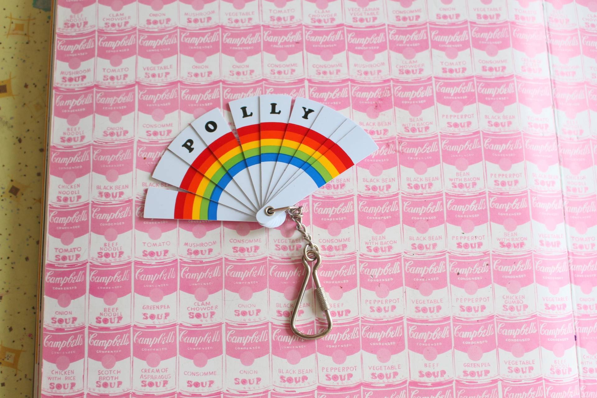 1980S Rainbow Name Polly Fan Schlüsselanhänger Rot. Gelb. Blau. Regenbogen. Herzen. Liebe. Neuer Alter Lagerbestand. Namensbrosche. Hergestellt in von retroandme